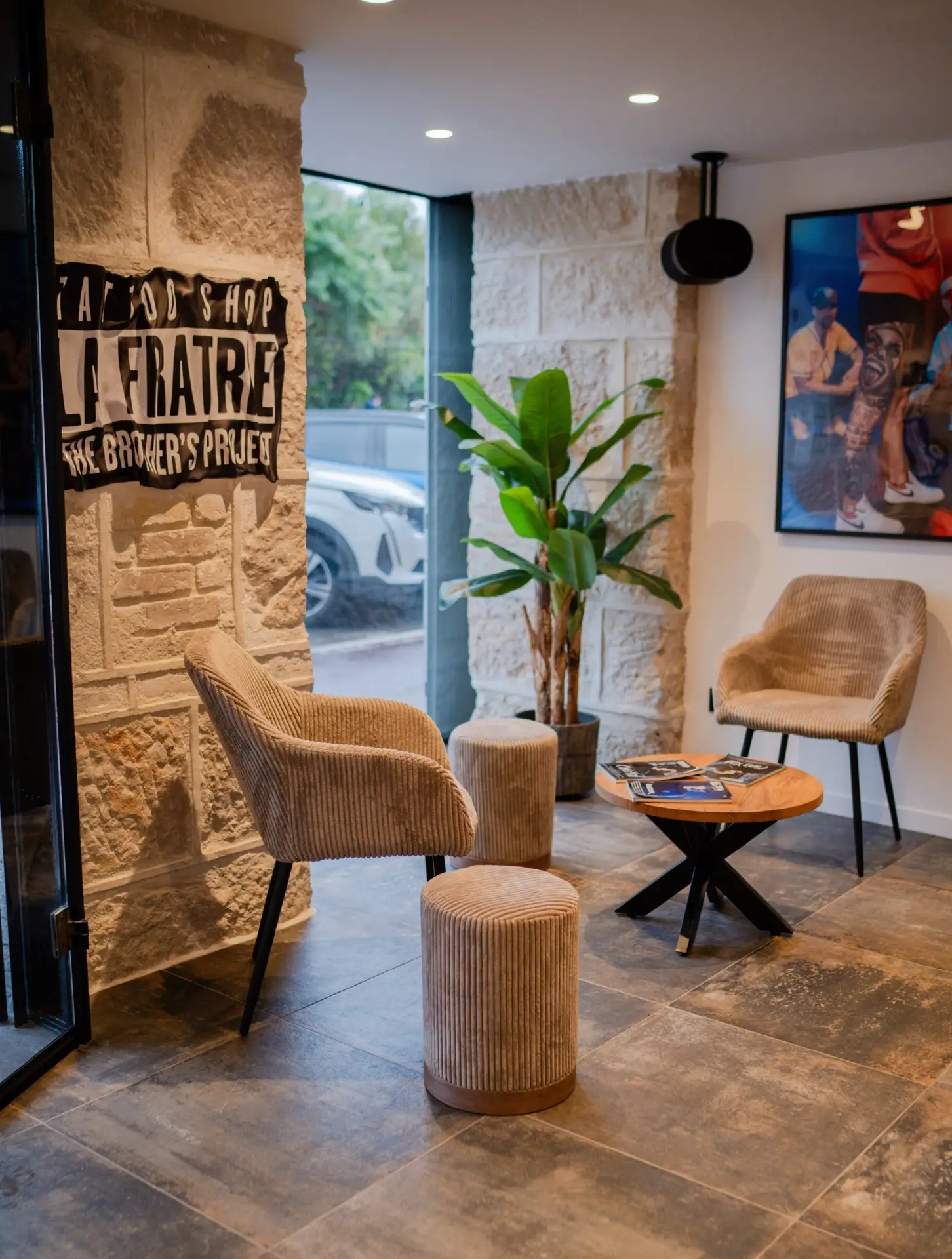Espace d'accueil du salon de tatouage LA FRATRIE TATTOO à Nice