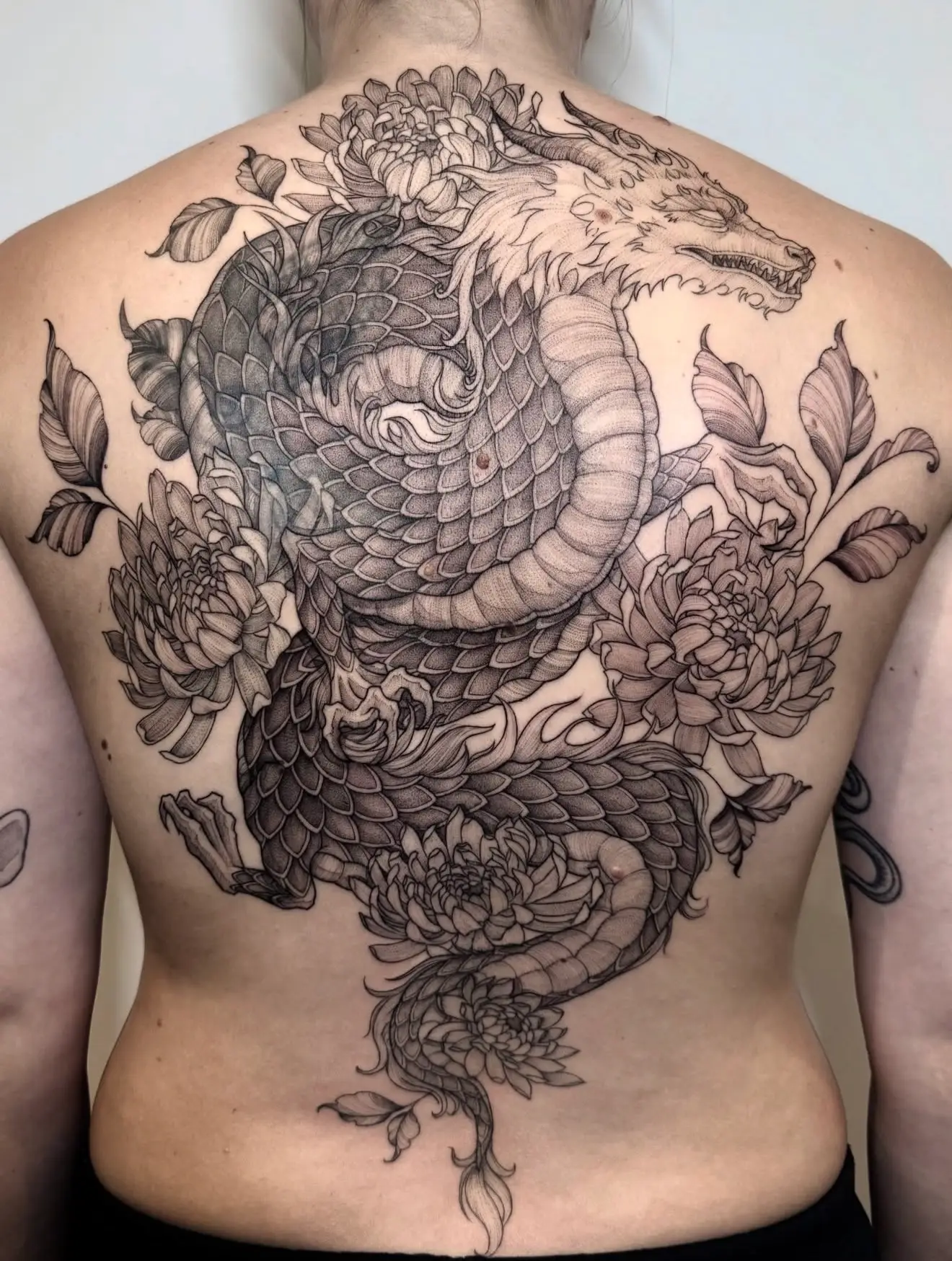 Tatouage graphique fine line réalisé par Lili au salon de tatouage LA FRATRIE TATTOO à Nice -Tatoueur Nice