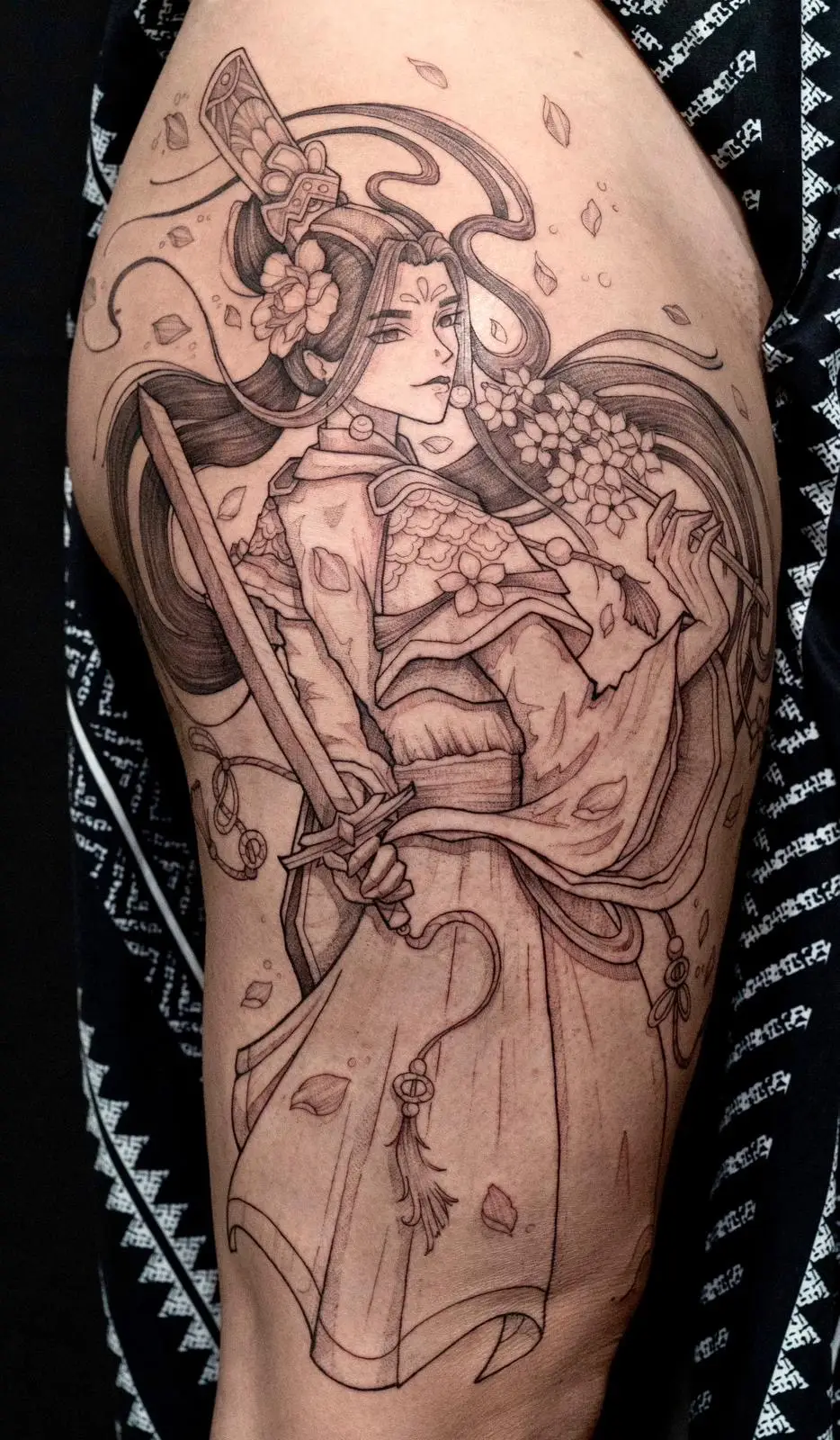 Tatouage graphique fine line réalisé par Lili au salon de tatouage LA FRATRIE TATTOO à Nice