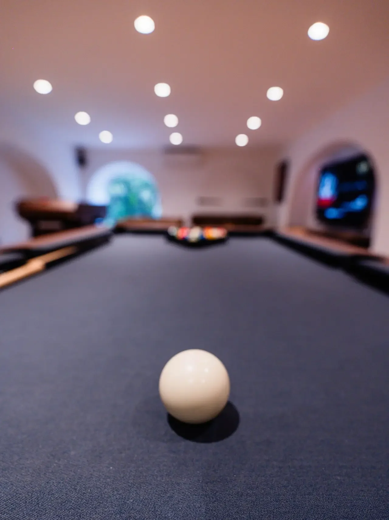 Salle de jeux avec billard à disposition des clients chez LA FRATRIE TATTOO à Nice