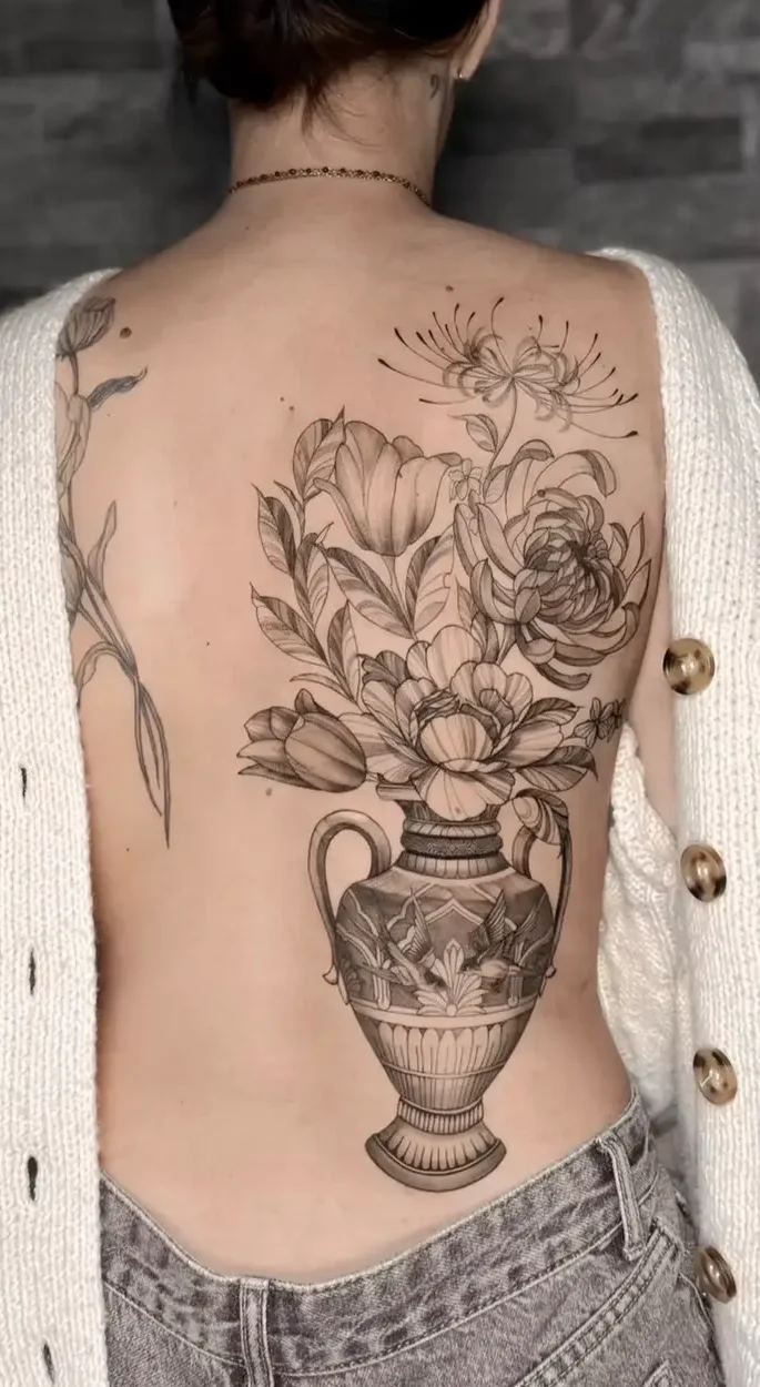 Tatouage floral réalisé par Mel au salon de Tatouage LA FRATRIE TATTOO à Nice - tatouage fineline floral nice