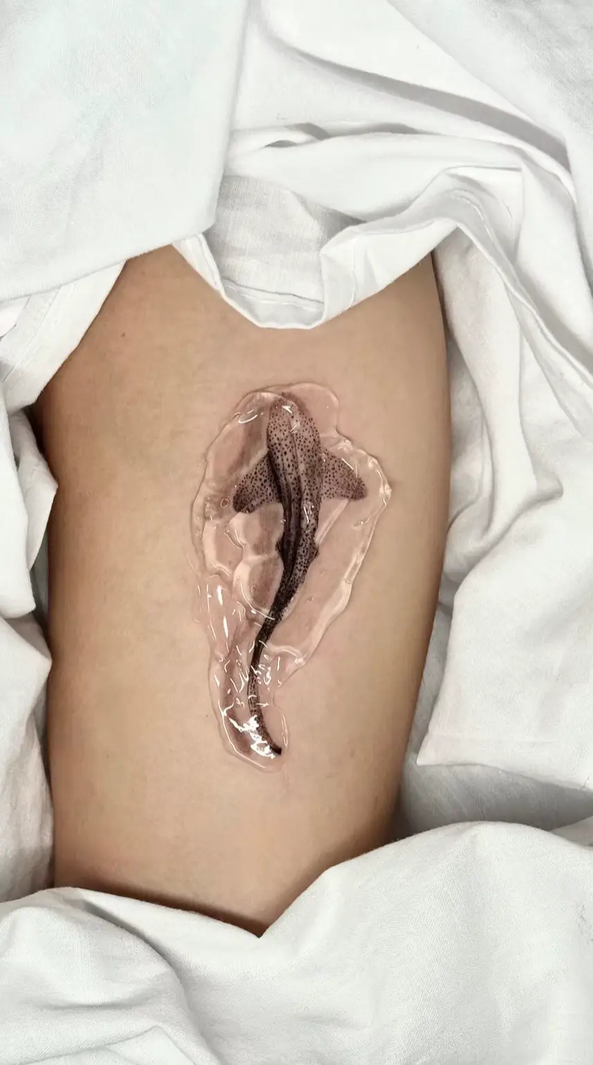 Tatouage micro-réalisme, réalisé par Samothink, tatoueur spécialisé en micro-réalisme et fineline chez LA FRATRIE TATTOO à Nice