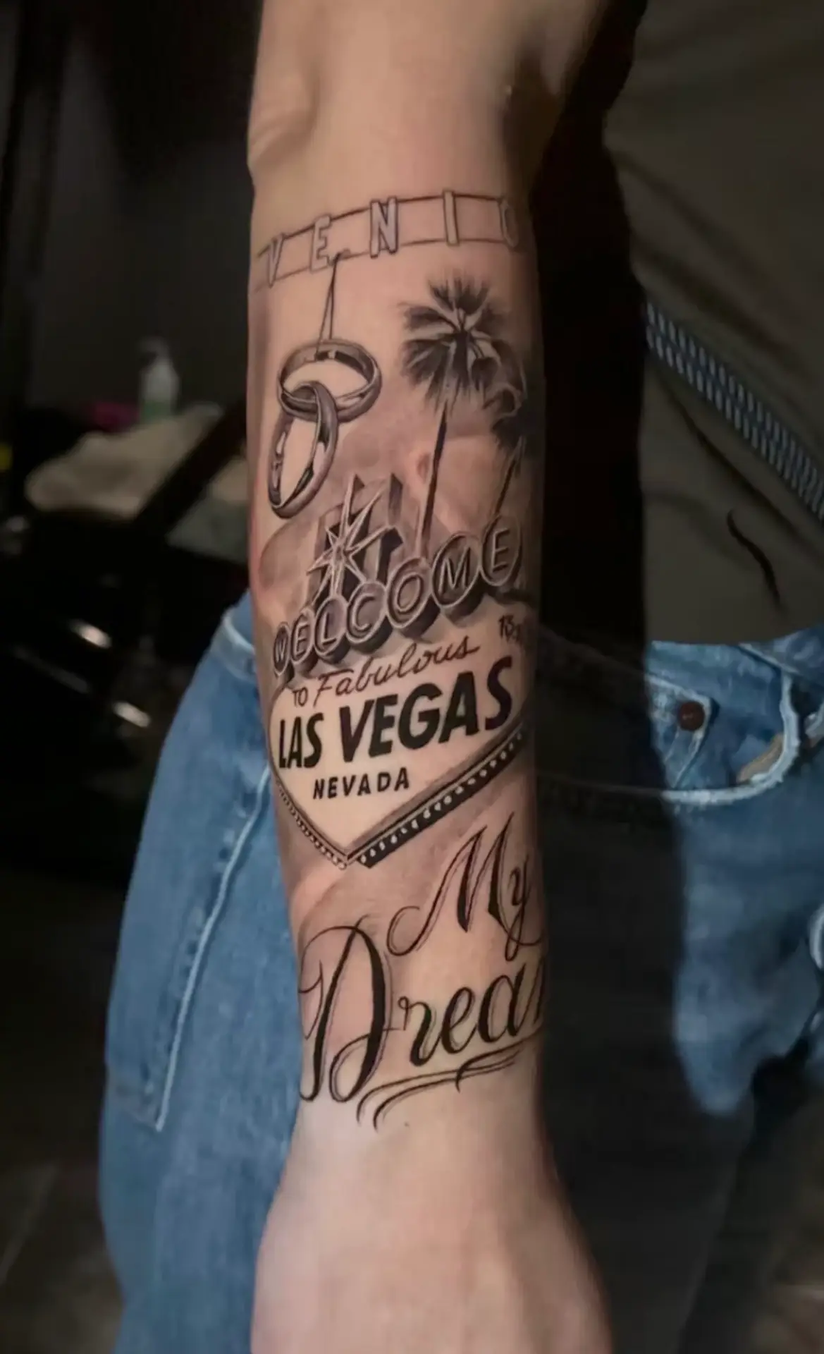 Tatouage micro-réalisme, réalisé par Samothink, tatoueur spécialisé en micro-réalisme et fineline chez LA FRATRIE TATTOO à Nice