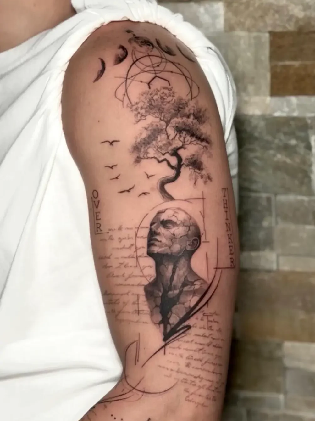 Tatouage micro-réalisme réalisé par Samothink au salon de Tatouage LA FRATRIE TATTOO à Nice