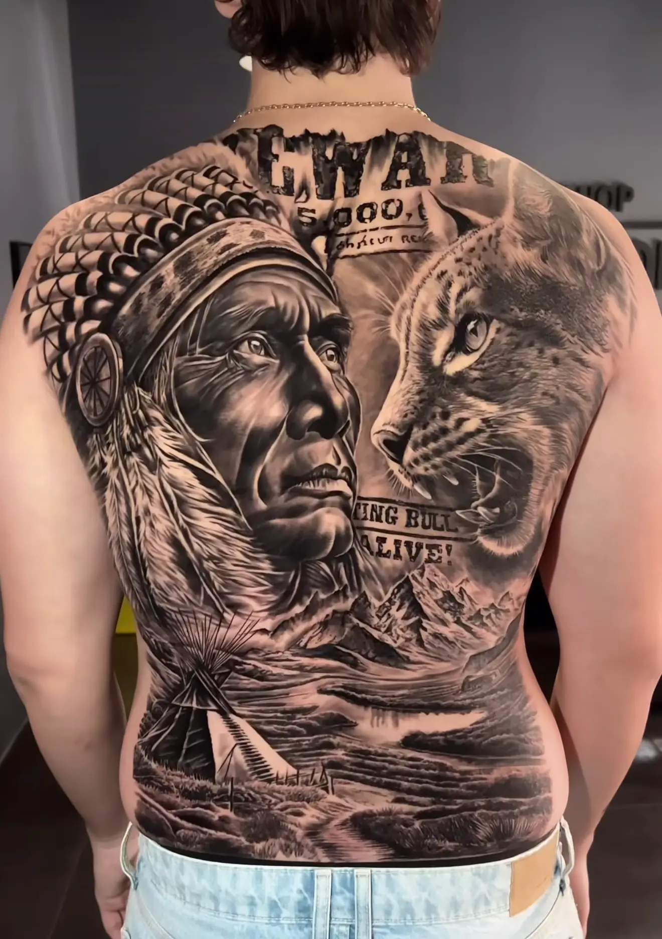 tatouage réalisme dos amérindien, réalisé par DADDINK & FATTINK au salon de tatouage la fratrie tattoo nice. Tatoueur Nice