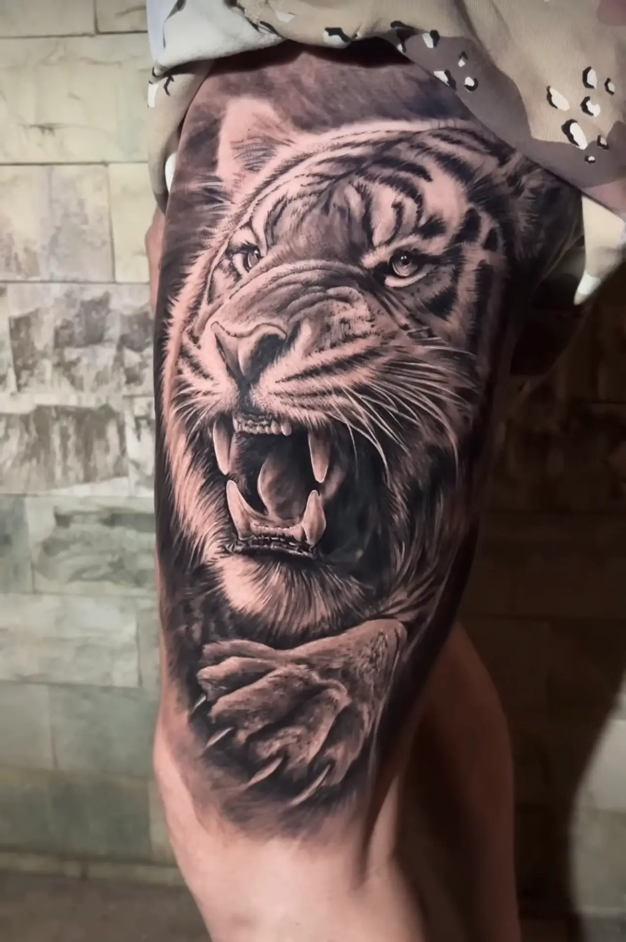 Tatouage réalisme Tigre réalisé par DADDINK au salon de Tatouage LA FRATRIE TATTOO à Nice - Tatoueur Nice - meilleur tatoueur nice