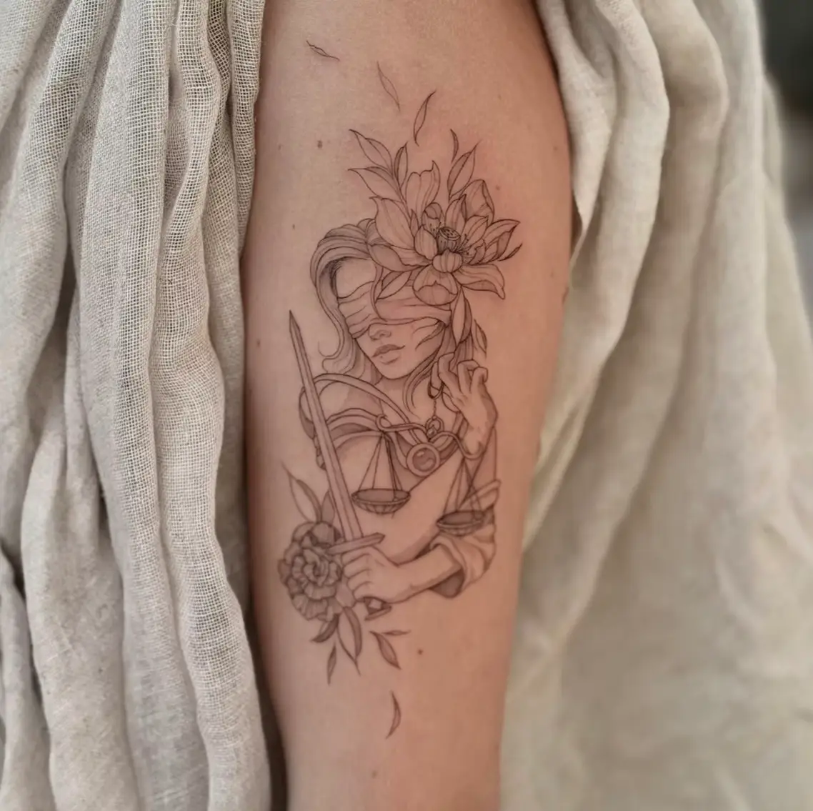 Tatouage fine line by mel réalisé au salon de tatouage LA FRATRIE TATTOO à Nice - tatouage fineline floral nice
