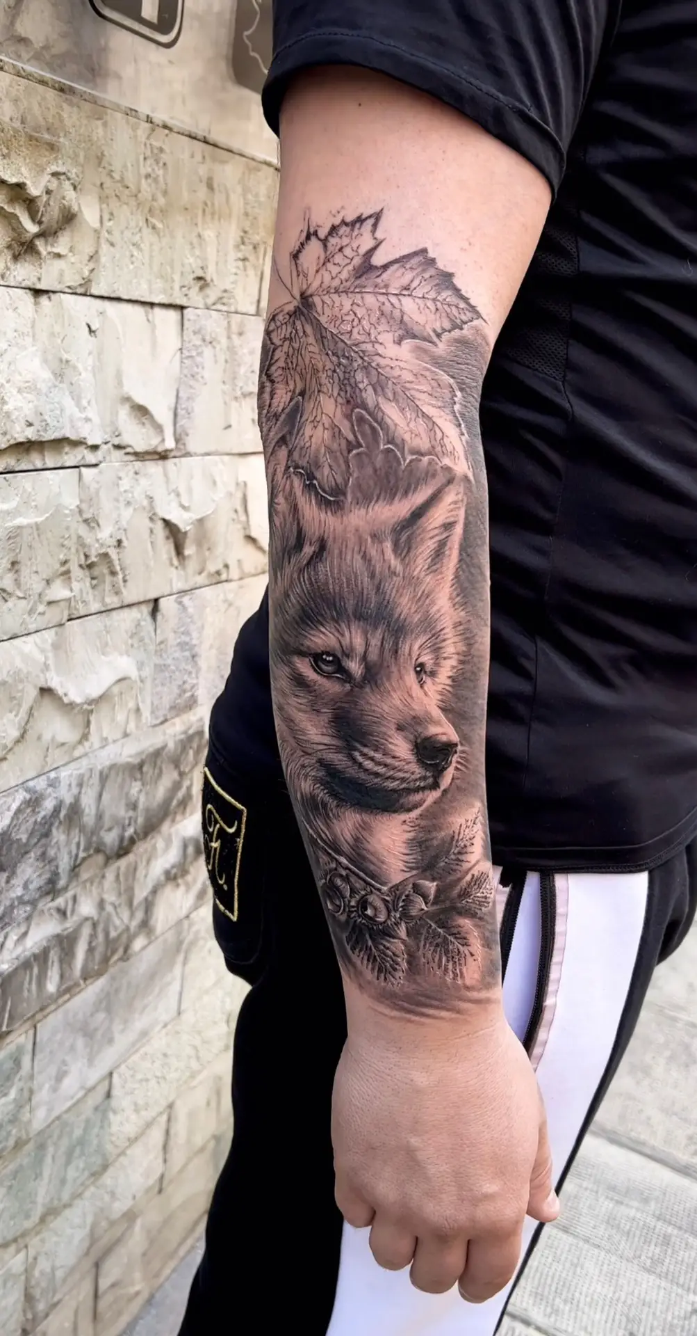 Tatouage loup réalisme, réalisé par DADDINK chez LA FRATRIE TATTOO