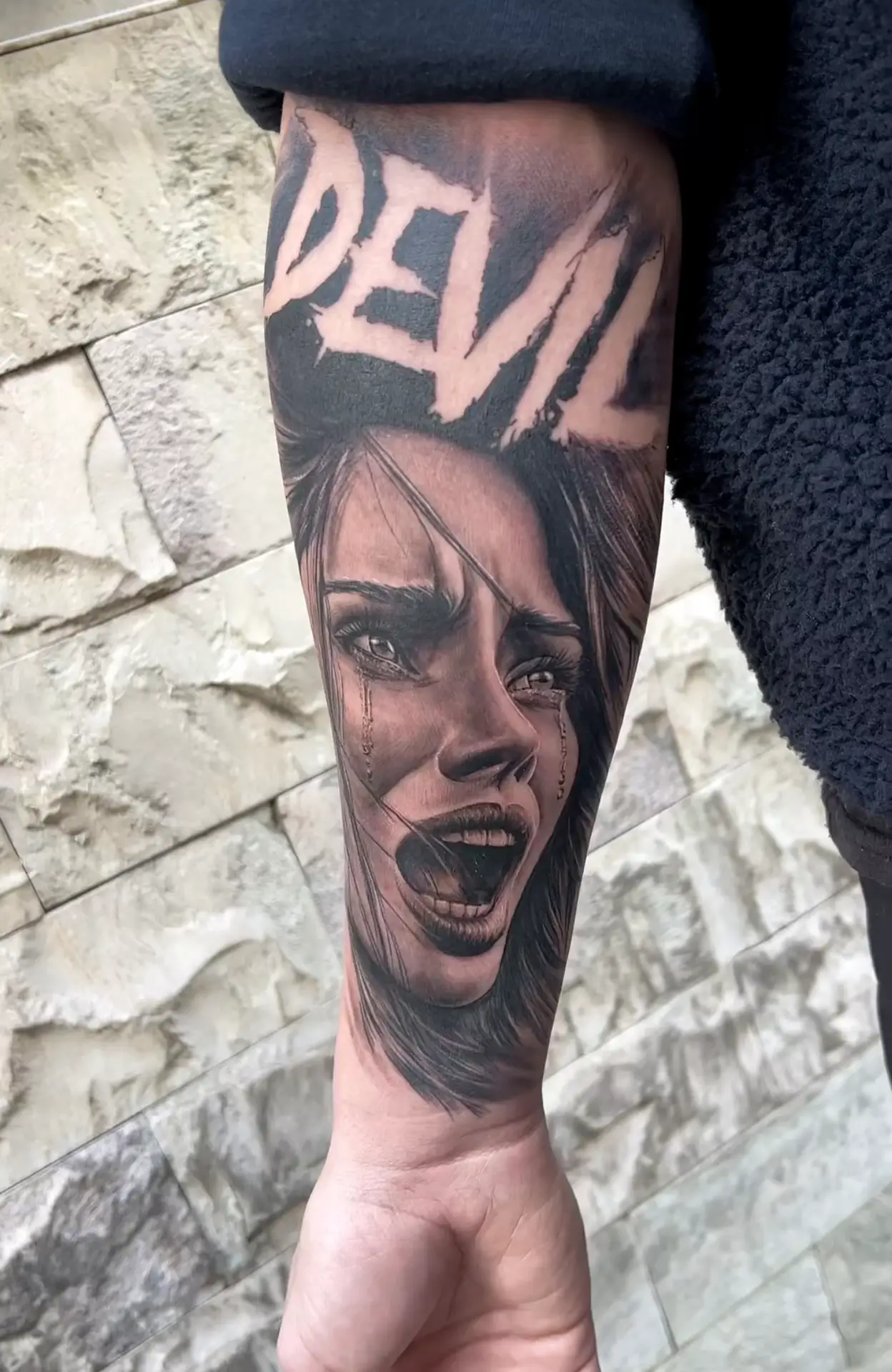 Tatouage portrait femme réalisé par DADDINK chez LA FRATRIE TATTOO à Nice