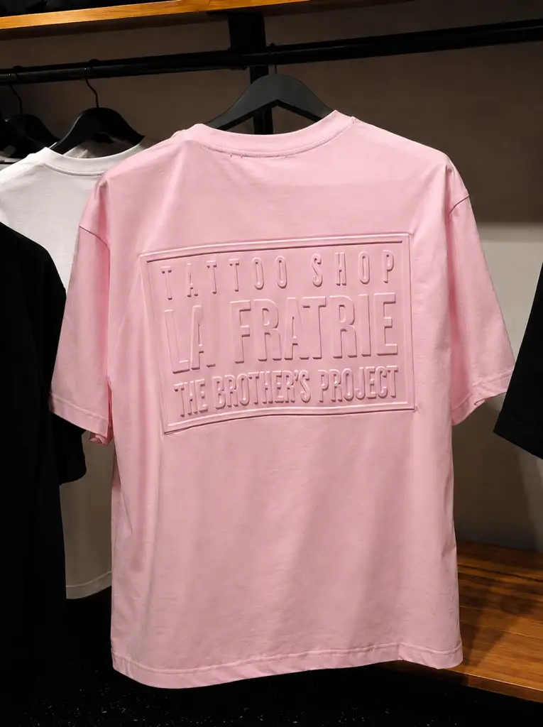 COLLECTION LA FRATRIE 1 tee-shirt LA FRATRIE, Collection streetwear textile, casquette, LA FRATRIE TATTOO au salon de tatouage LA FRATRIE TATTOO à Nice