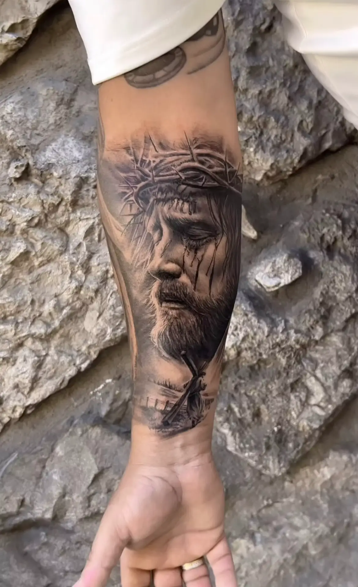 tatouage-portrait-jesus-realise-par-daddink-salon-la-fratrie-tattoo-Nice.
