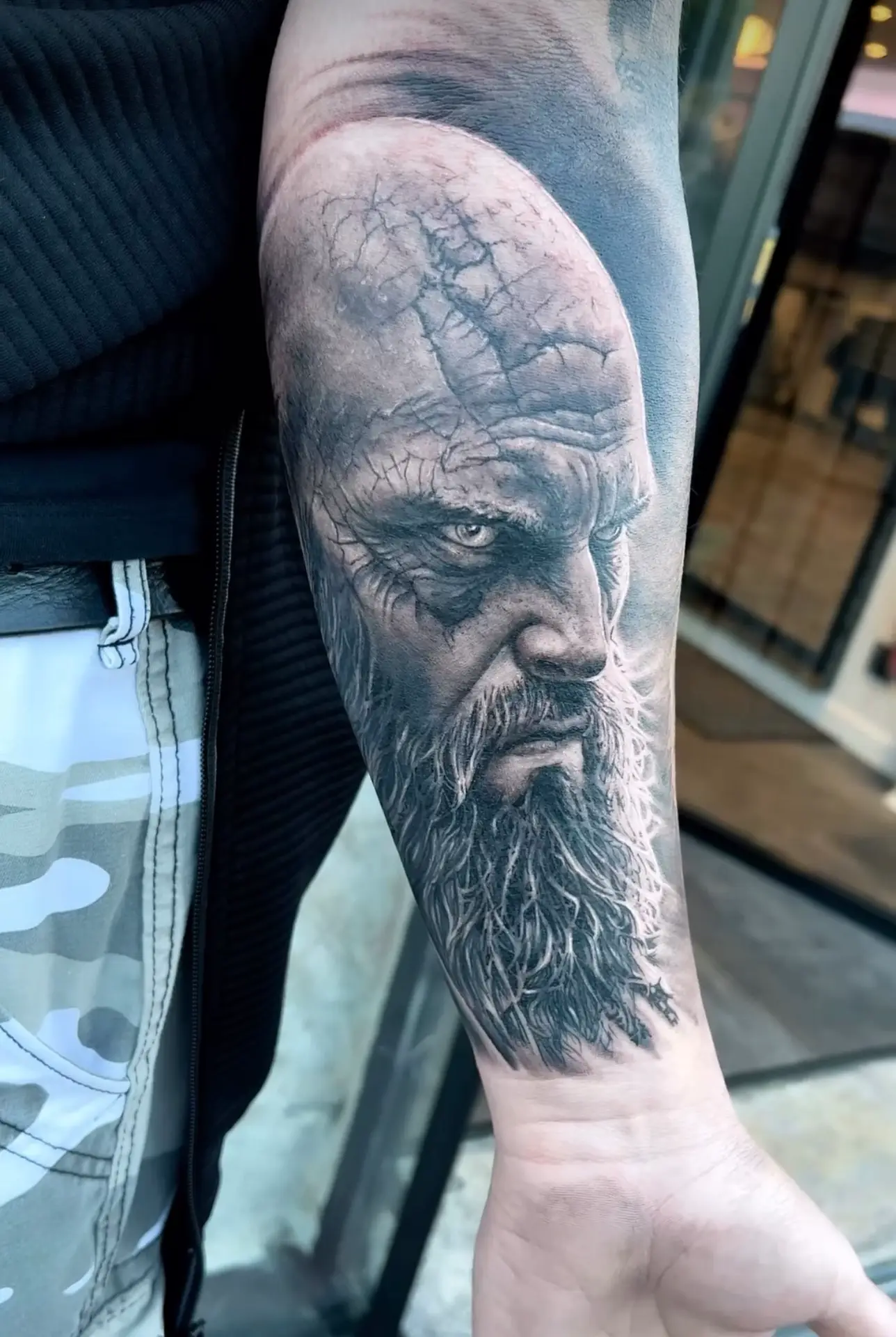 tatouage-portrait-realisme-realise-par-DADDINK-au-salon-La-Fratrie-Tattoo-Nice