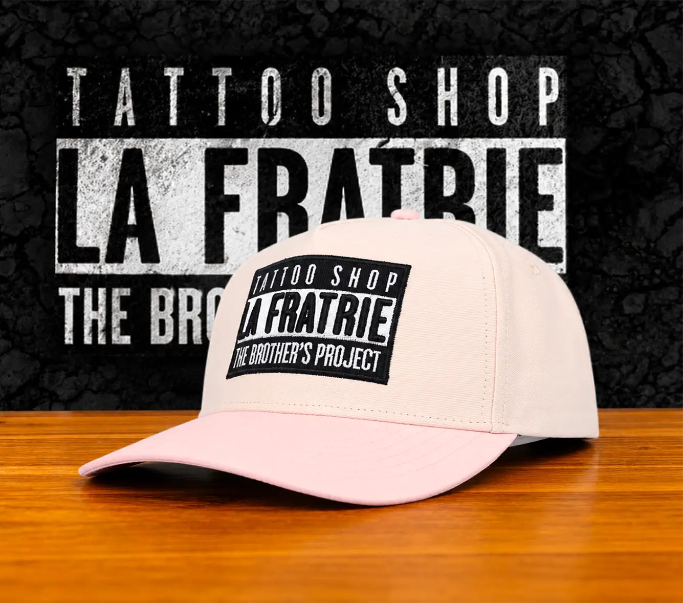 COLLECTION LA FRATRIE 12 casquette rose et noir LA FRATRIE au salon LA FRATRIE TATTOO à Nice